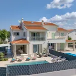 Villa Aria With Heated Pool And Whirlpool - Happy Rentals