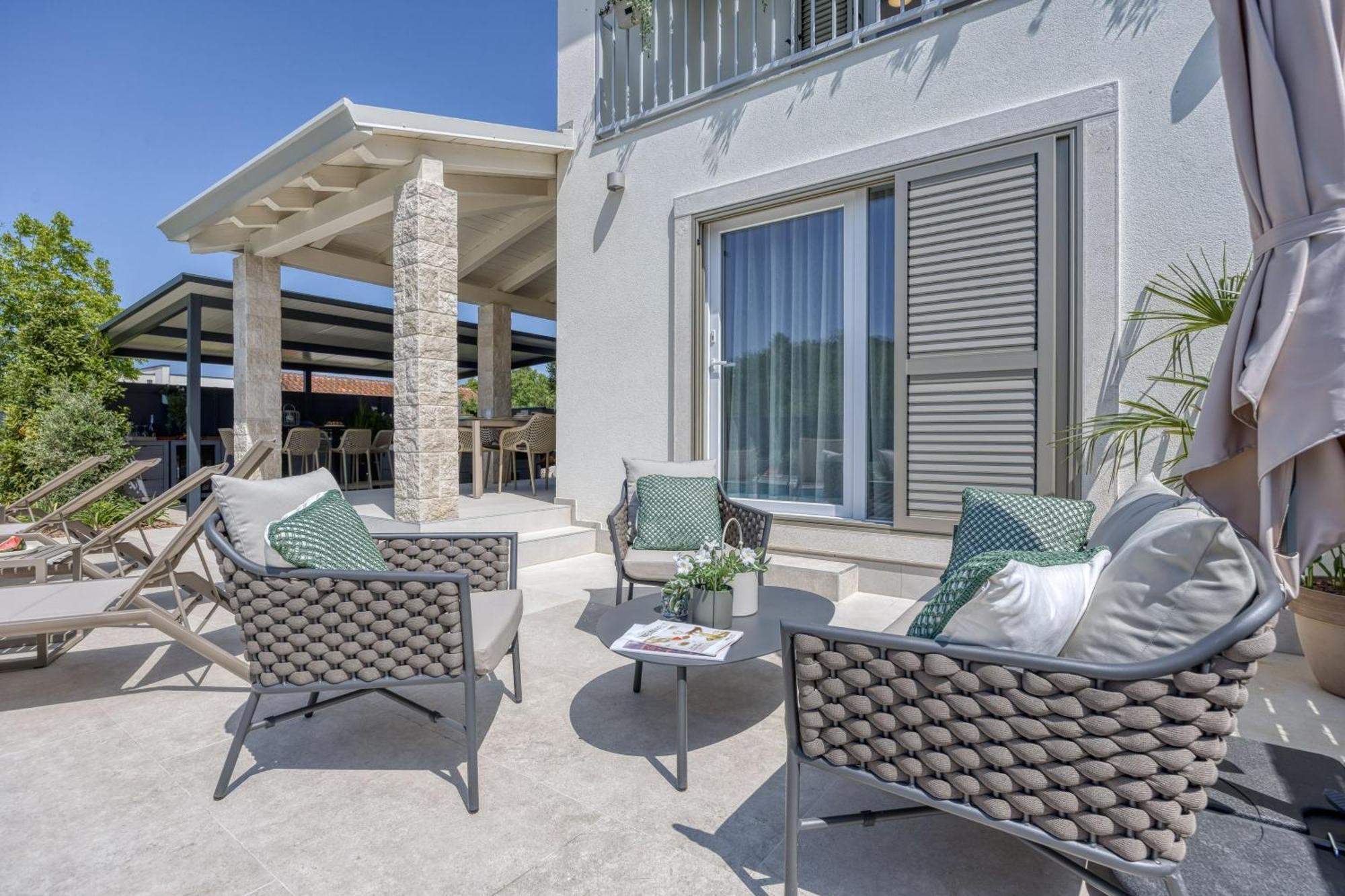 Aria With Heated Pool And Whirlpool - Happy Apartment Porec